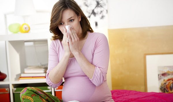 Bị viêm họng khi mang thai 3 tháng đầu có nguy hiểm không?
