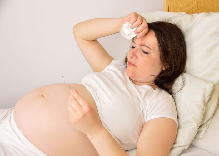 Bà bầu bị sốt phải làm gì để không ảnh hưởng đến thai nhi?