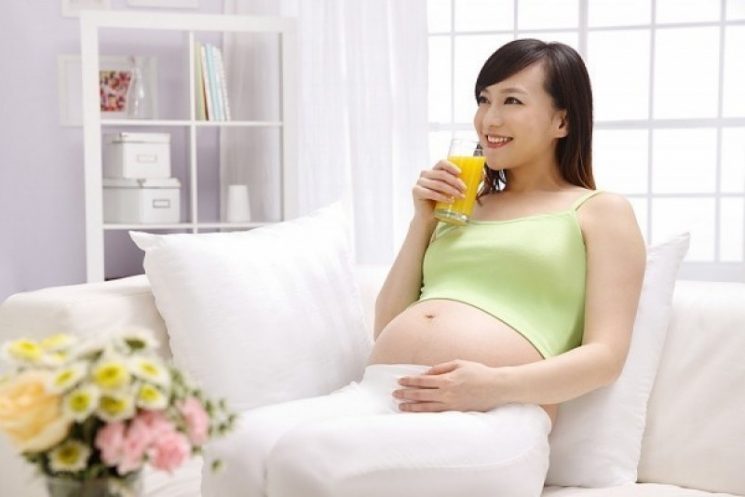 Uống nước cam giúp tăng cường hấp thu sắt cho mẹ bầu