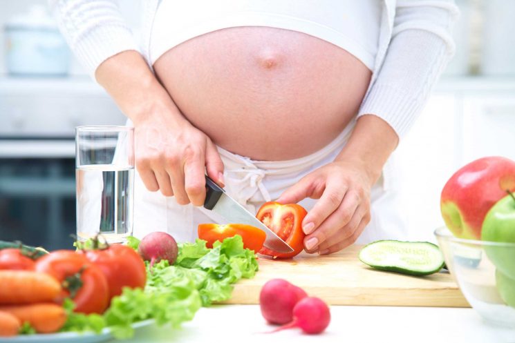 Phụ nữ mang thai nên ăn gì để sinh con trắng trẻo hồng hào
