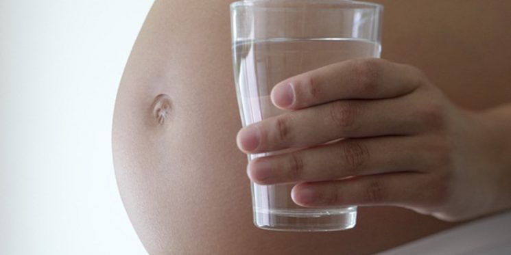Tăng cường uống nước và bổ sung vitamin cần thiết cho bà bầu