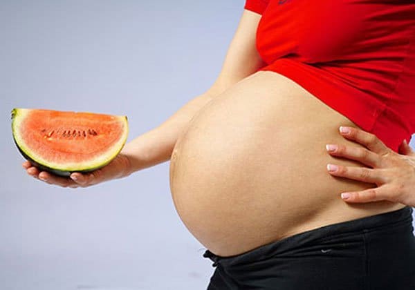 Bị phù chân khi mang thai nên ăn gì và không nên ăn gì?