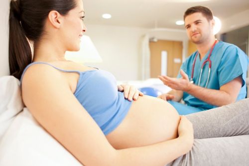 Mẹ bầu cần đi xét nghiệm định kỳ vào tuần 12 và 20 của thai kỳ