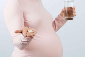 Có cần uống sắt và axit folic trước khi mang thai
