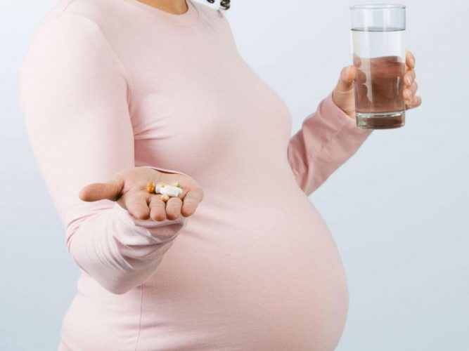 Có cần uống sắt và axit folic trước khi mang thai