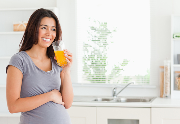 Uống sắt với sữa được không? cách bổ sung sắt và canxi trong thai kì