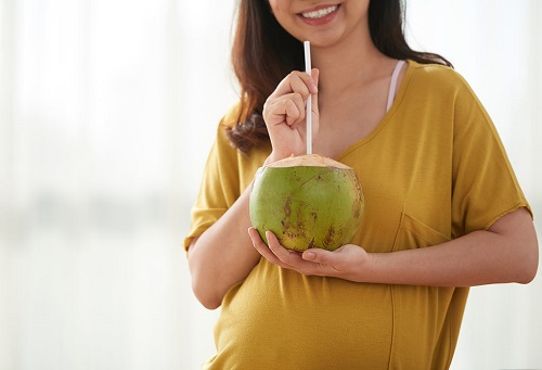 Mang thai 38 tuần uống nước dừa được không?