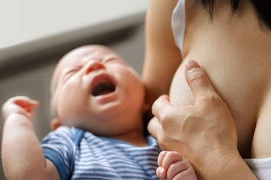 Trẻ sơ sinh bị táo bón khó đi ngoài có phải do sữa mẹ không?