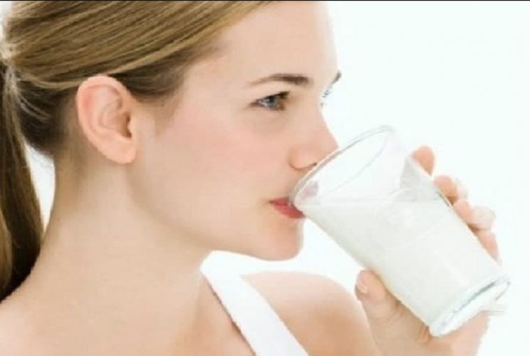 Mẹ sau sinh uống sữa tươi được không?