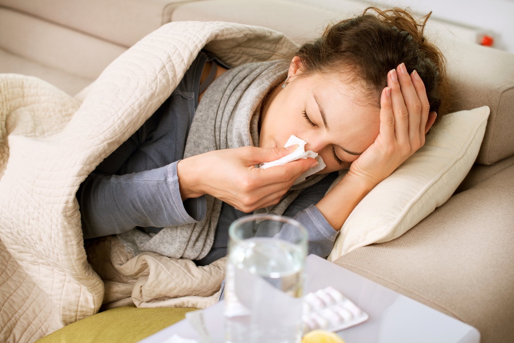 Bị sốt đau đầu sau sinh có nguy hiểm không?