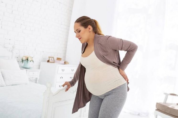 Bị đau lưng khó thở khi mang thai tháng cuối có sao không?