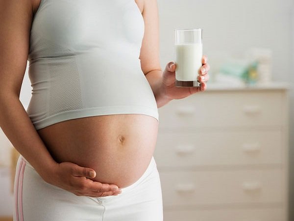 Bà bầu 3 tháng giữa nên uống sữa gì?