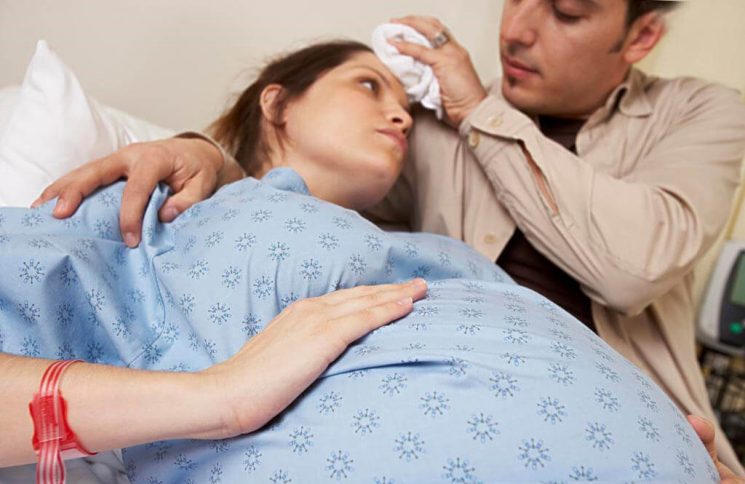 Mang thai 39 tuần bị đau bụng trên có sao không?
