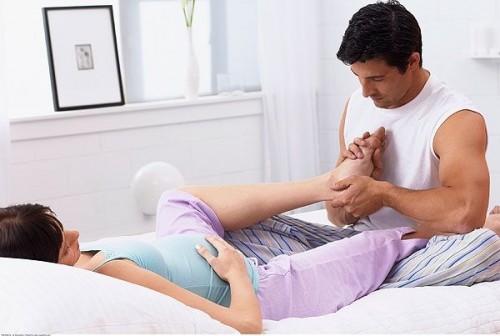 Mang thai 39 tuần phù chân massage có đỡ không?