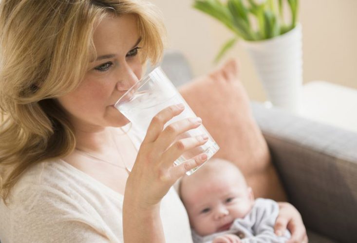 Uống nước ấm có nhiều sữa không?