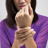 Sau sinh bị đau các khớp ngón tay là bị làm sao?