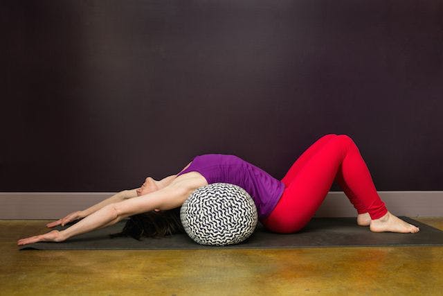Bài tập yoga giảm đau lưng sau sinh như thế nào?