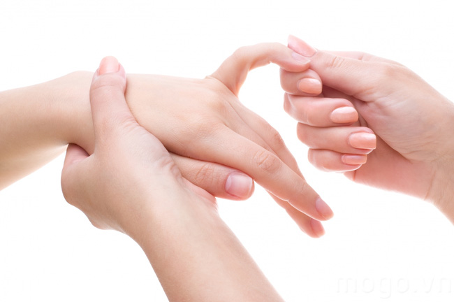 8 cách khắc phục tê tay khi mang thai