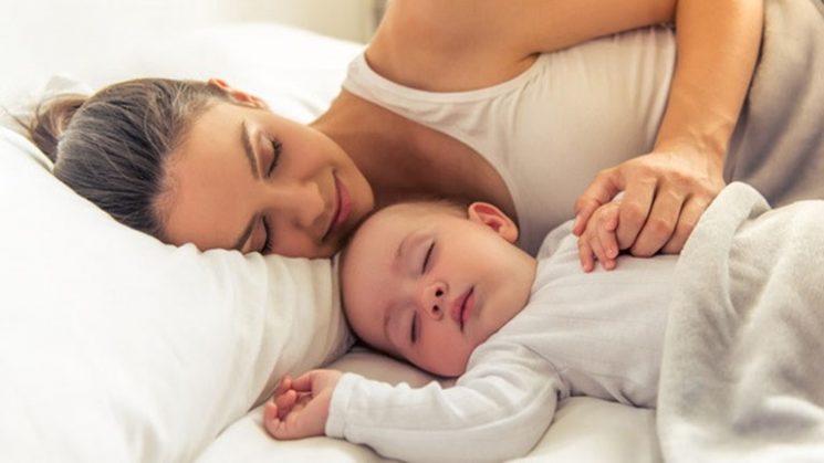 Mẹ sau sinh hay thức khuya có bị mất sữa không?