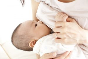 Tại sao nói sữa mẹ là tốt nhất cho sự phát triển của bé?