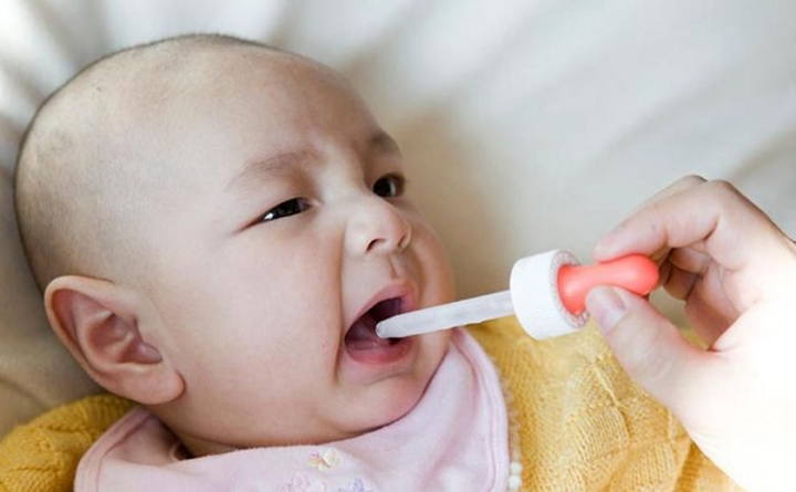 Cho trẻ sơ sinh uống canxi vào lúc nào trong ngày để hấp thu hiệu quả nhất