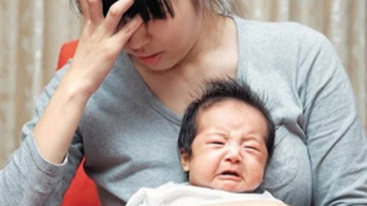 Mẹ sau sinh hay khóc có làm mất sữa không?