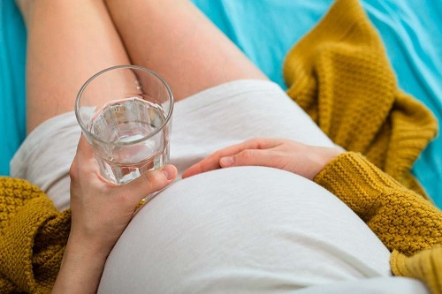 Nên uống gì khi mang thai 3 tháng đầu?