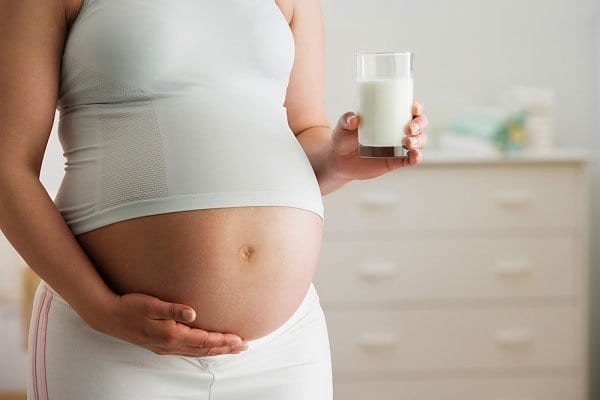 Mẹ bầu dư ối uống sữa tươi không đường được không?