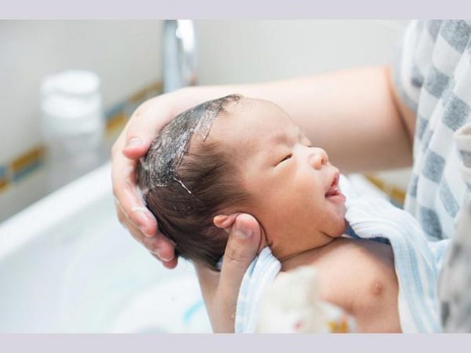 Rụng tóc ở trẻ sơ sinh 3 tháng có phải là bệnh không?