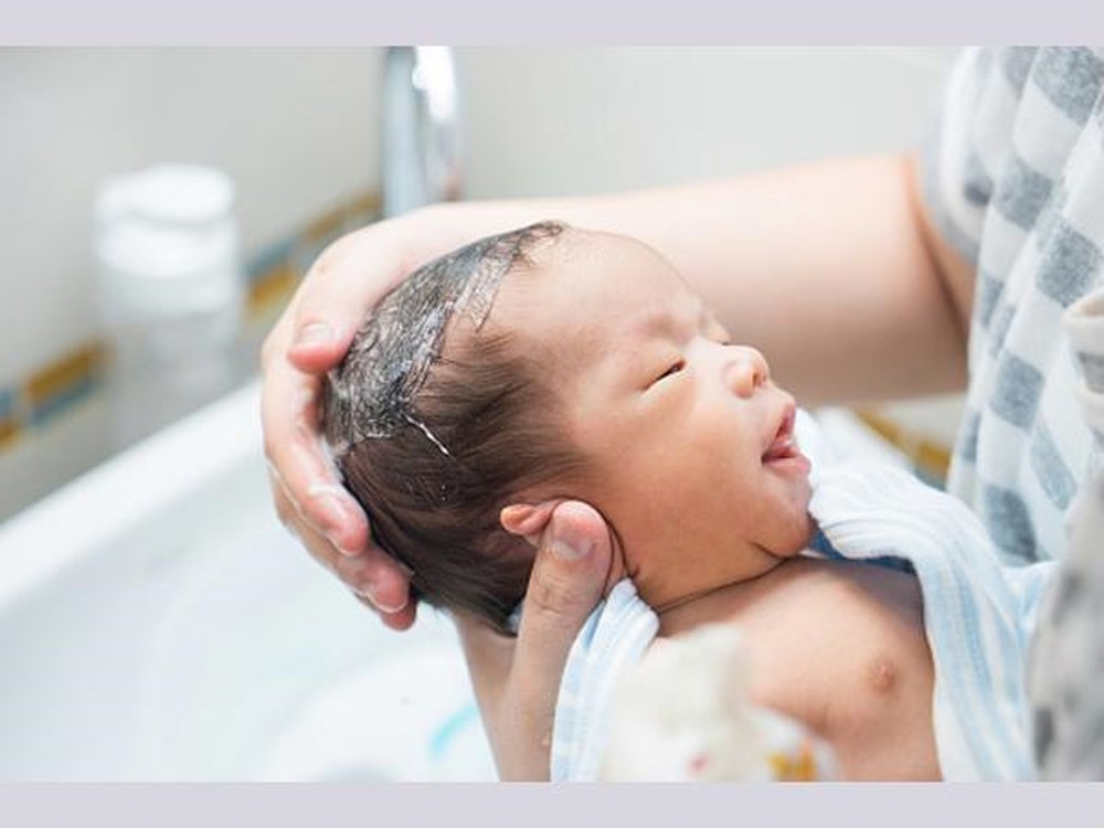 Nguyên nhân trẻ sơ sinh bị rụng tóc và cách khắc phục