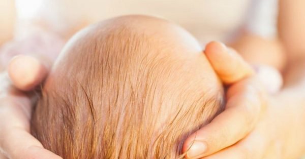 Trẻ sơ sinh bị rụng tóc ở thóp nhiều có sao không?
