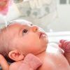 Trẻ sơ sinh bị rụng tóc trước trán là do đâu?