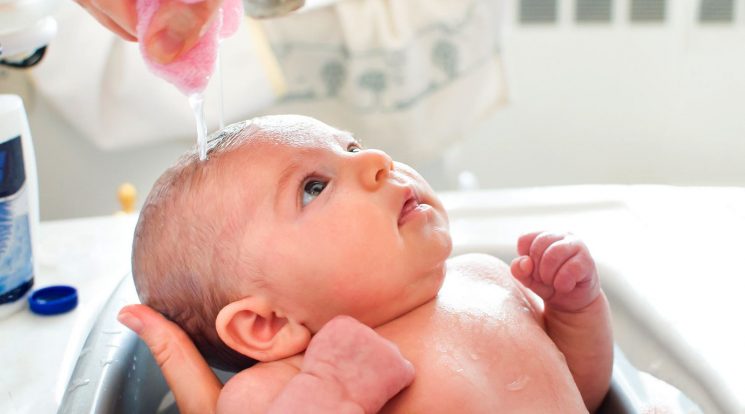 Trẻ sơ sinh bị rụng tóc trước trán là do đâu?