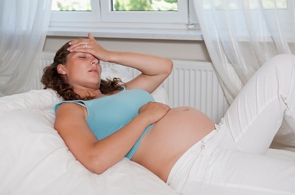 Mẹ bầu nằm ngửa khó thở là do đâu?