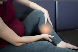 Nhức mỏi chân về đêm khi mang thai là do đâu?