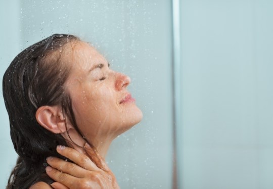 Sau sinh bao lâu được tắm nước lạnh?
