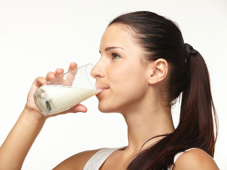 Mang thai tháng đầu có nên uống sữa bầu không?