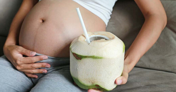 Mang thai 3 tháng đầu uống nước dừa được không?