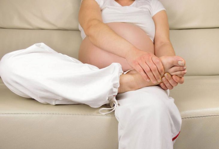 Chân bị phù và ngứa khi mang thai có sao không?
