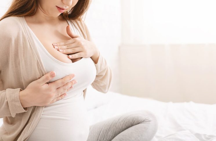 Bị chảy sữa non khi mang thai mẹ nên làm gì?
