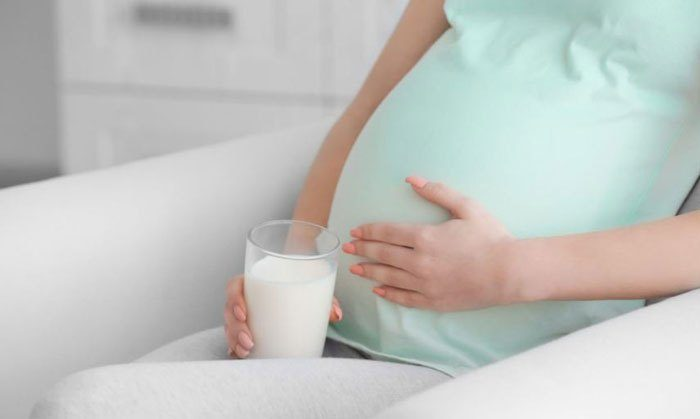 Mang thai tháng đầu có nên uống sữa bầu không