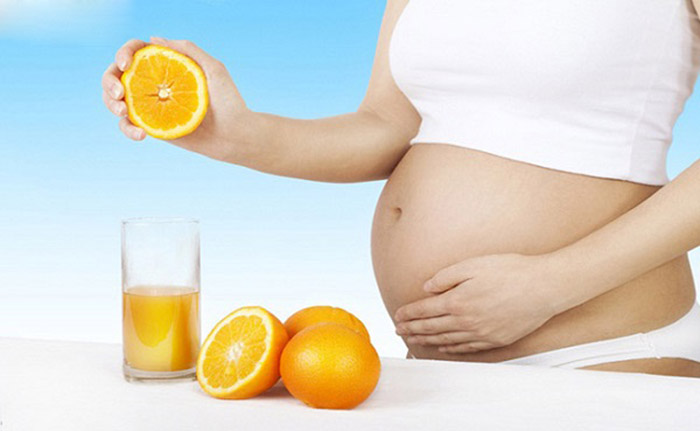 Bà bầu uống nước cam khi đói có sao không? 