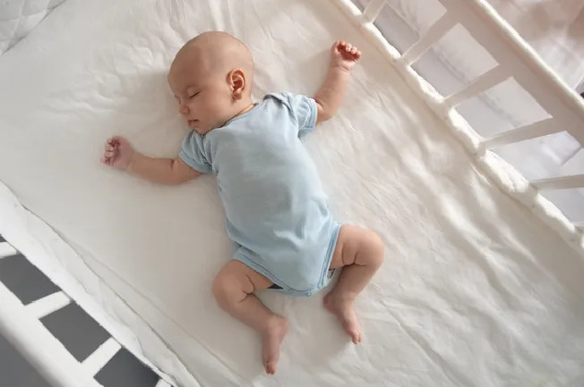 Giải mã các tư thế ngủ của trẻ sơ sinh thông minh