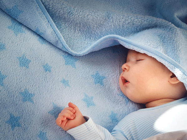 Trẻ sơ sinh ngủ xuyên đêm không bú có sao không?