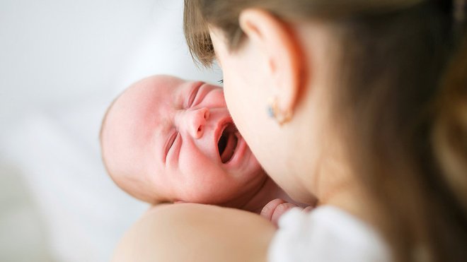 Trẻ sơ sinh ngủ không sâu giấc, hay vặn mình là thiếu chất gì?