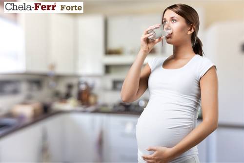 Mang thai 3 tháng đầu uống nước đá được không? 