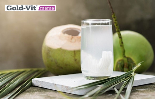 Uống vitamin tổng hợp với nước dừa được không?