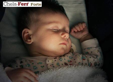 Trẻ sơ sinh ngủ xuyên đêm không bú có sao không?