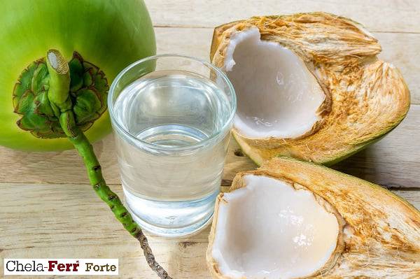 Mẹ bầu thiếu ối có nên uống nước dừa không?